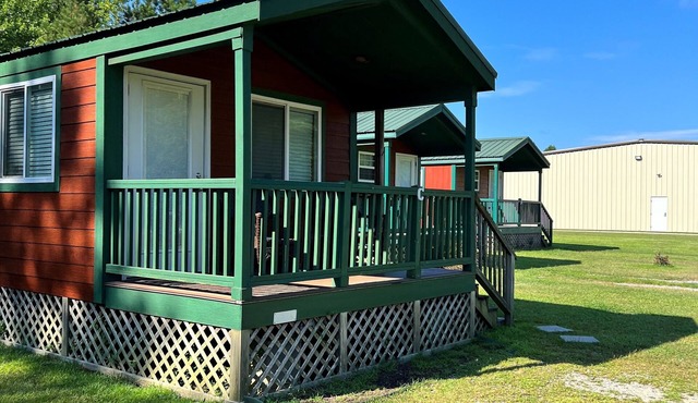Deluxe Creekside Cabin nearby Blount's Creek!