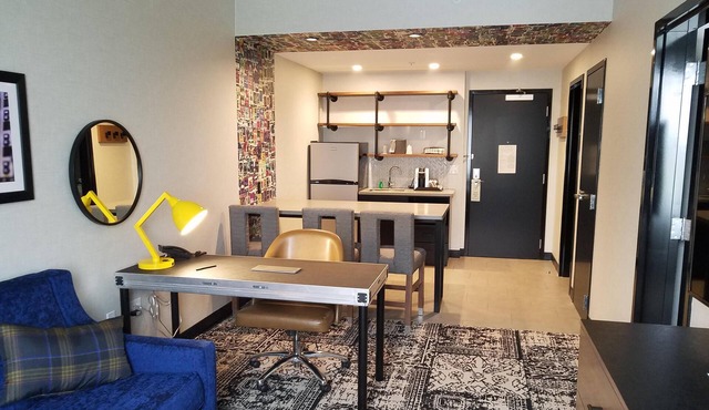 Deluxe Queen Beds (2) - Backstage Vibe, Lancaster Charm - Free Wifi -Indoor Pool