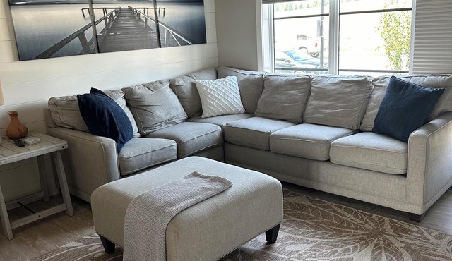 Dock 98 relaxing beachy townhouse in beautiful sylvan lake w/hot tub