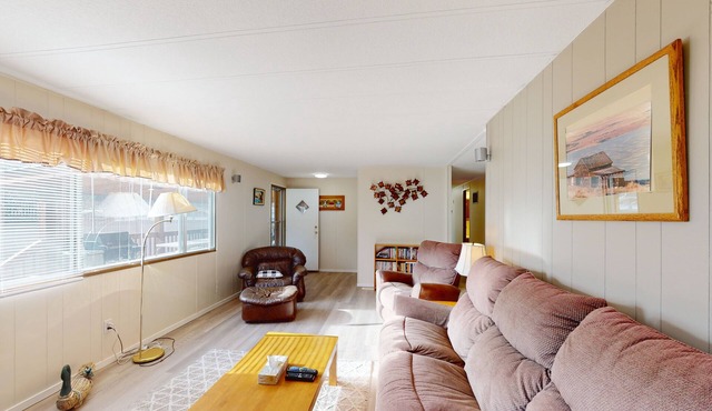 Dog-friendly cottage w/full kitchen, deck, & firepit - near playground & beach