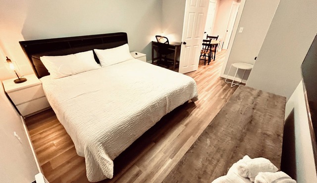 Downtown-2BR APT-King-Parking-WiFi7