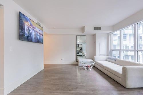 Downtown CN Tower View Condo with Pool Hot tub and Gym