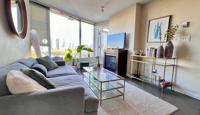 Downtown condo | Sleeps 6 people AC | Pet friendly | Views & Skytrain Access