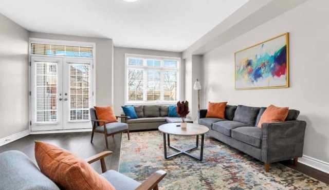 Downtown Gem - 3min to Lakefront - King Bed