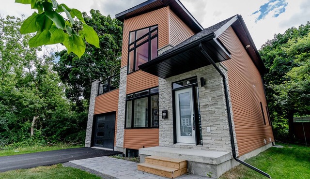Downtown House 3BDR 2Bath BBQ HDTV Wi-Fi Balcony Sleeps up to 6