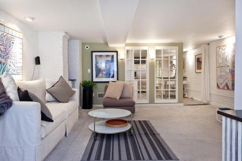 Downtown Large Apt with parking Convention Center