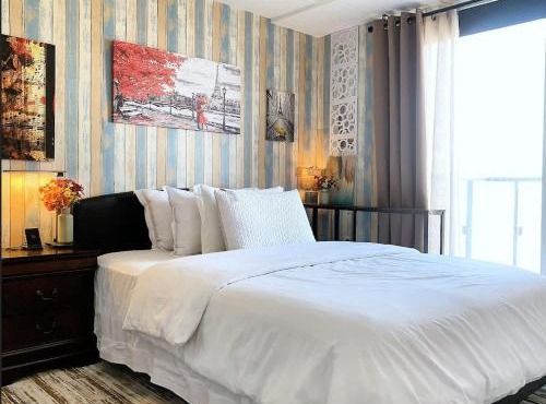 Downtown Toronto Condo with Balcony & Workspace