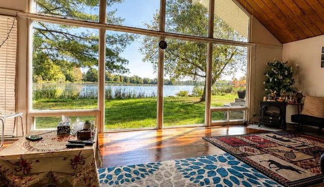DREAM LAND Lake Front CHALET, HOT TUB