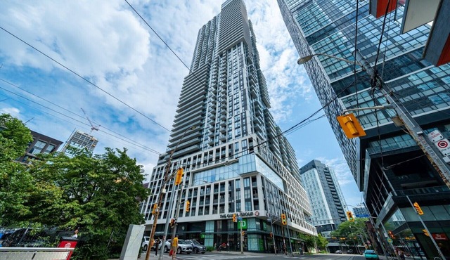 Dundas and Yonge Hotel - Suites