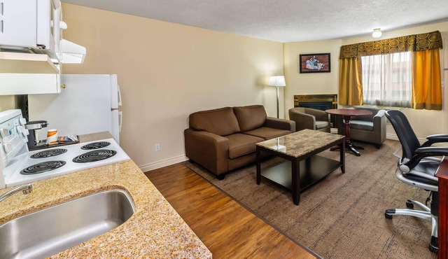Econo Lodge Inn & Suites