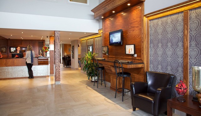 Econo Lodge Inn & Suites