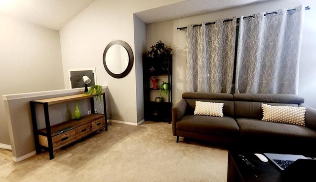 Edmonton Golden Horizon Homes 4BR 2BA Sleeps 10