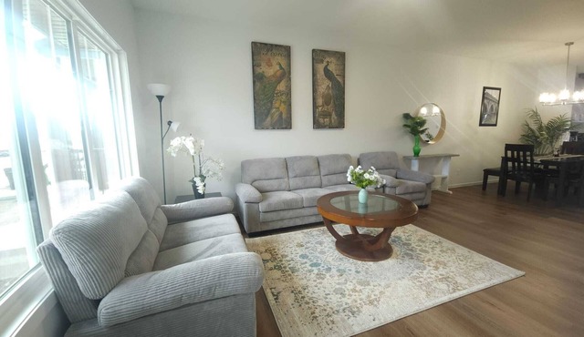 Edmonton Modern Comfort: 3 Bed room Home/2.5 Bath