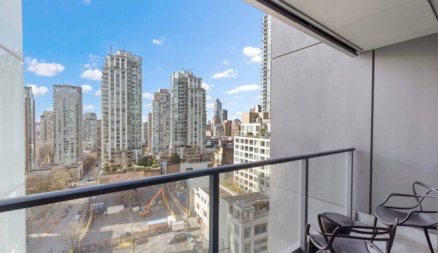 Elegant 1BR Apt with Pool and Gym, Near Yaletown
