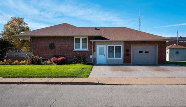 Elegant 3BR, 2BH Retreat Minutes from the Falls