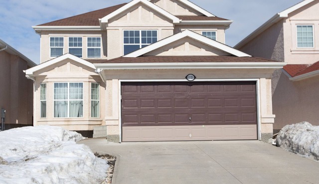 Elegant 6 Bedroom House close to U of Manitoba