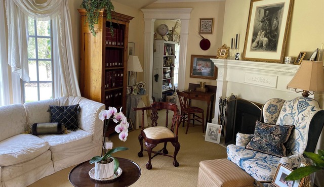 Elegant luxury country estate in the heart of Alberta w/guest house & pasture.