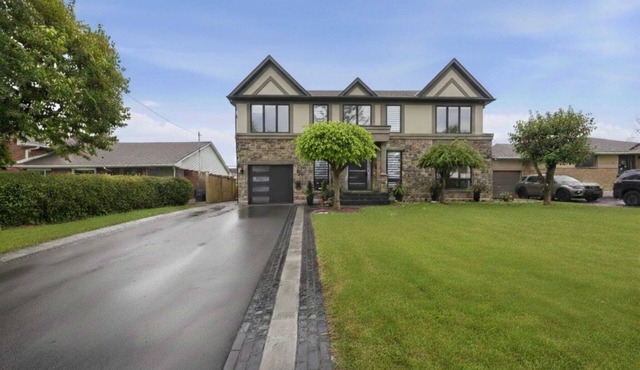 Elegant Streetsville 2BR Suite Parking & Laundry