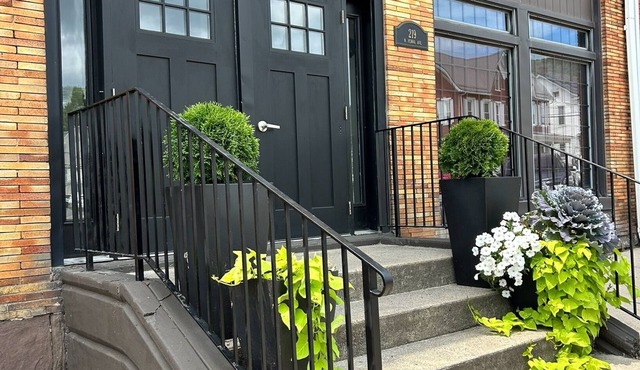 ELEGANTLY RESTORED HISTORICAL 2-BEDROOM STAY NEAR PSU