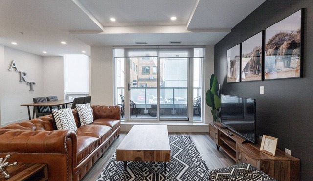 Enchanting 1BR w/Den with GYM, Near Public Gardens