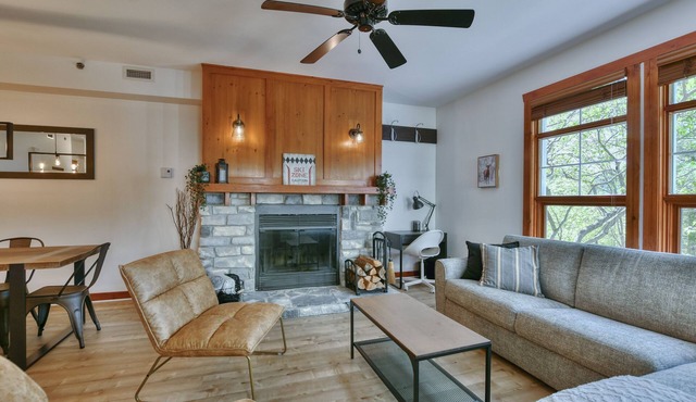 Enchanting condo overlooking Lac du Mont-Tremblant CITQ # 311589