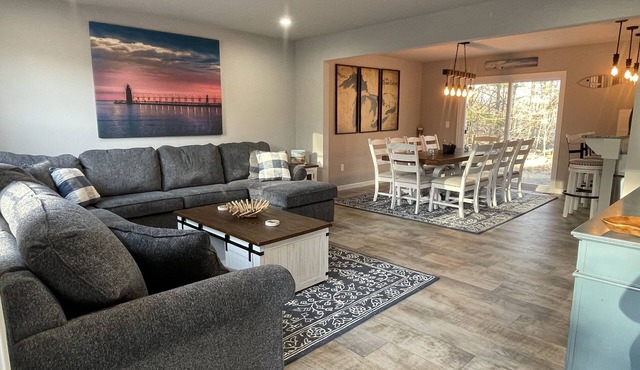 Endless Adventures! Huge Firepit, Pool Table, Sleeps 12, Close to Everything!
