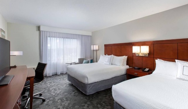 Enjoy 3 Modern Rooms w/Indoor Pool & Coffee Shops Near Barefoot Landing Dining