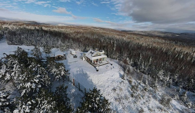 Enjoy a stay in the heart of our kennel, in our comfortable chalet located in th