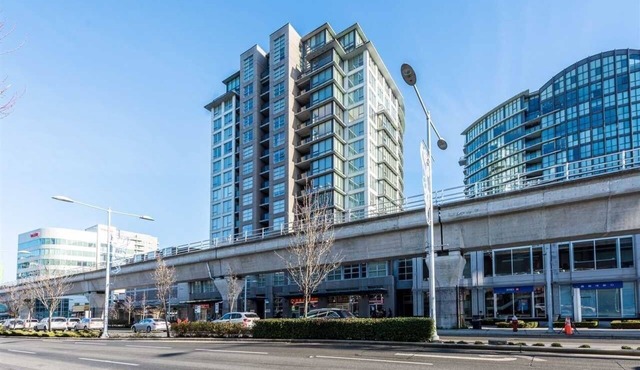 Entire 1-bed Condo Sleeps 4. Close to Airport & Downtown, 2-min Walk to SkyTrain