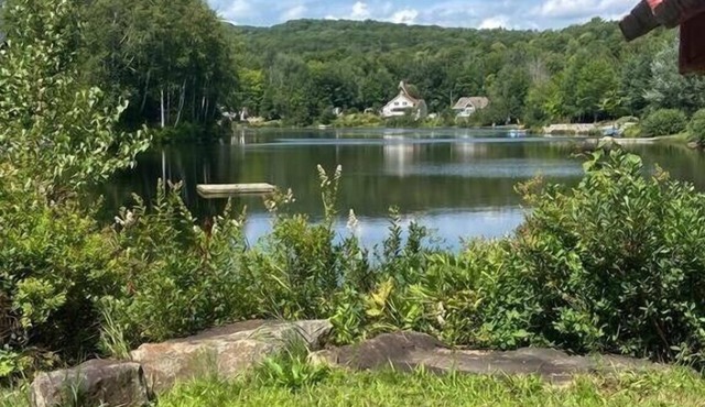 Entire 3 bedrooms cottage located on the lake with hot tub and sauna