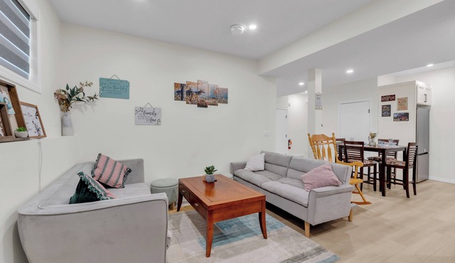 Entire guesthouse Suite in NW Calgary