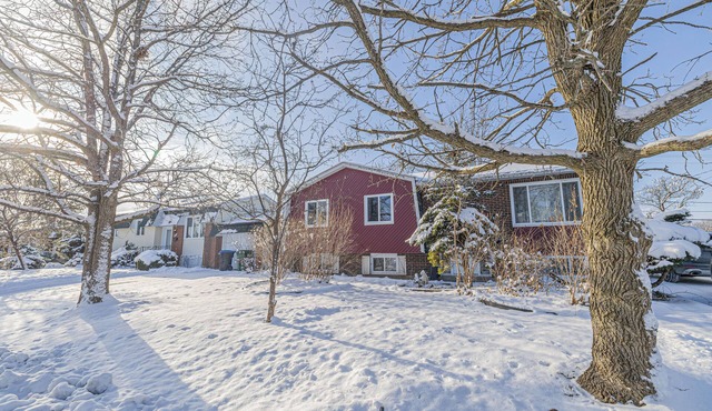 Entire Renovated 5BDR House in Chambly, ALL NEW! Swimming pool