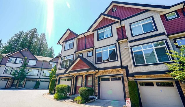 Entire townhouse , modern , clean, community pool and gym
