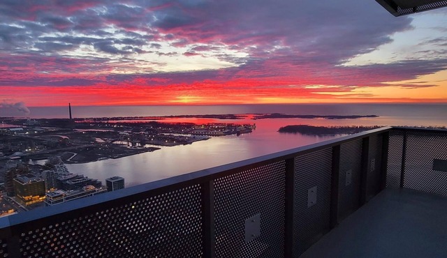 Epitome luxury lifestyle living by the Lake, Fully Furnished Executive Penthouse