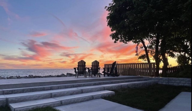 Erie Shores Lakehouse! · Sunsets & Hot Tub