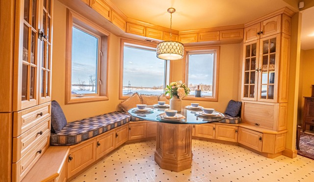 Estate house on the Ottawa river with 47 KM's of boating