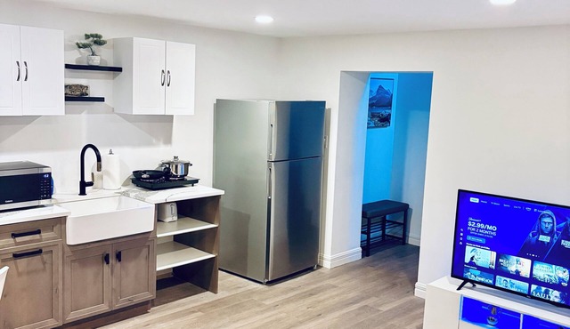 Everything you need! spacious 1 BR |Full Kitchen |Bathtub,W/D wifi |Near Airport