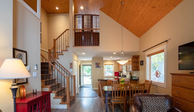 Exceptional Oceanside Cottage in Parksville BC located in Popular Resort Area!