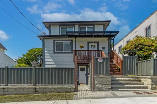 Executive 2 Bedroom Garden Suite Free Parking Weekly and Monthly Stays!