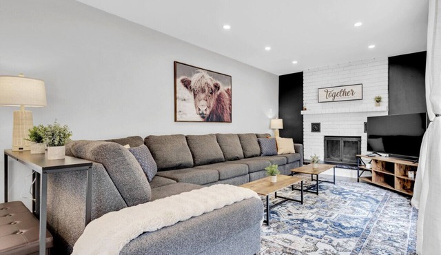 Executive Family Home Near, Go, Shops, Hwy, Transit