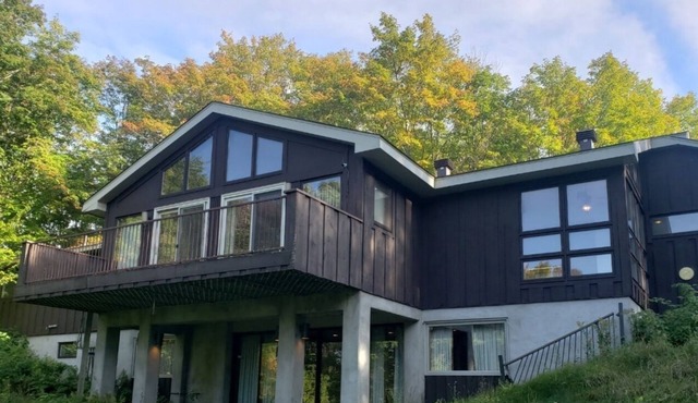 Executive Hideaway or Family Retreat - outdoor paradise + city amenities