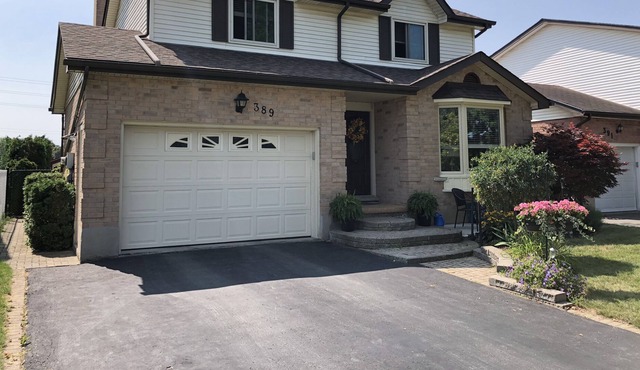 EXECUTIVE HOME WITH POOL IN WATERLOO