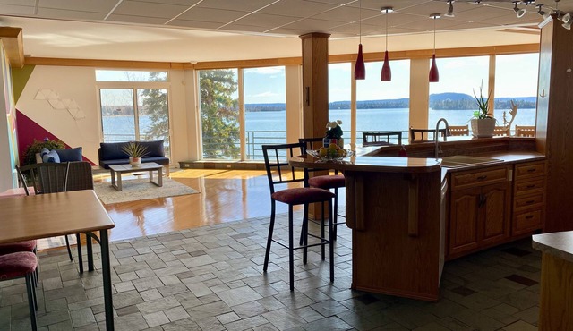 Executive Lakehouse- Sand Beach on 3 private acres with separate Guesthouse