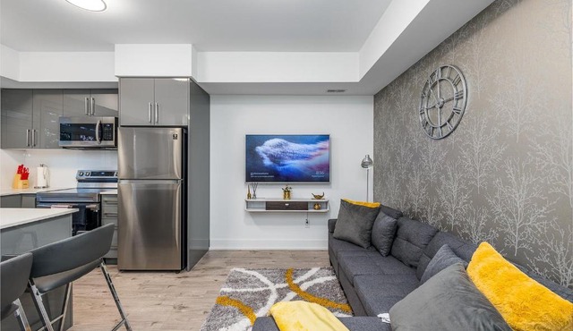 Exquisite 2 Bedroom Apt, mins to the falls.