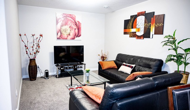 Exquisite & Cozy La'Posh Suite w/WiFi, Workspace, Storage