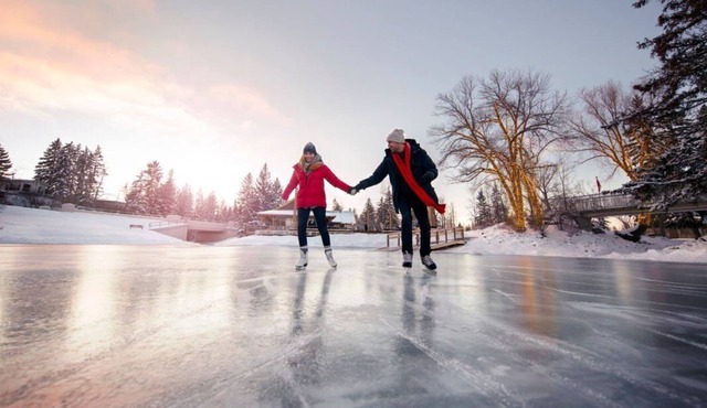 Fabulous 4 bedroom Waterfront Property-steps to your rink!