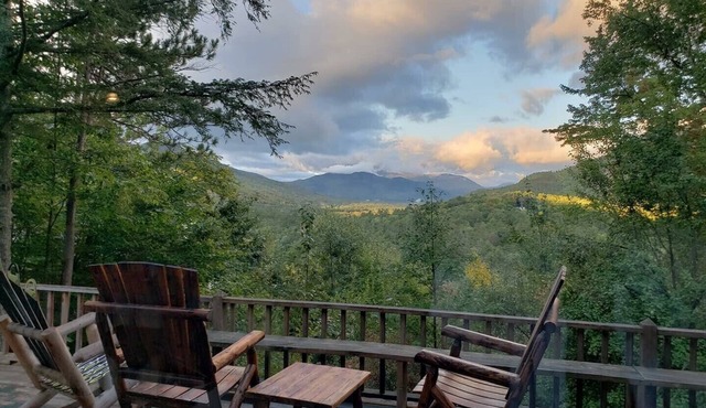 Fabulous Mountain View Chalet close to Everything in North Conway. Pet Friendly