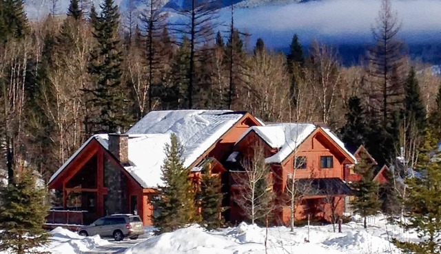 Fairy Creek Chalet l 5 Bedrooms l Sleeps 10 Adults l Hot Tub
