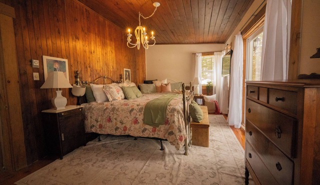 Family friendly lakefront cabin in charming Chertsey - spa & sauna