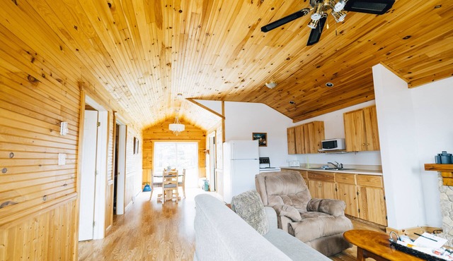 Family Fun Retreat: Modern 2BR Cottage near Cavendish Beach, Shops & Attractions